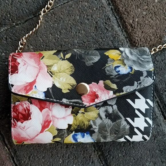 Handbags - SOLD!! Nwot Floral crossbody